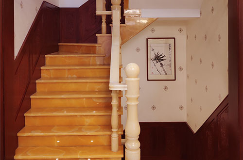 云岩中式别墅室内汉白玉石楼梯的定制安装装饰效果